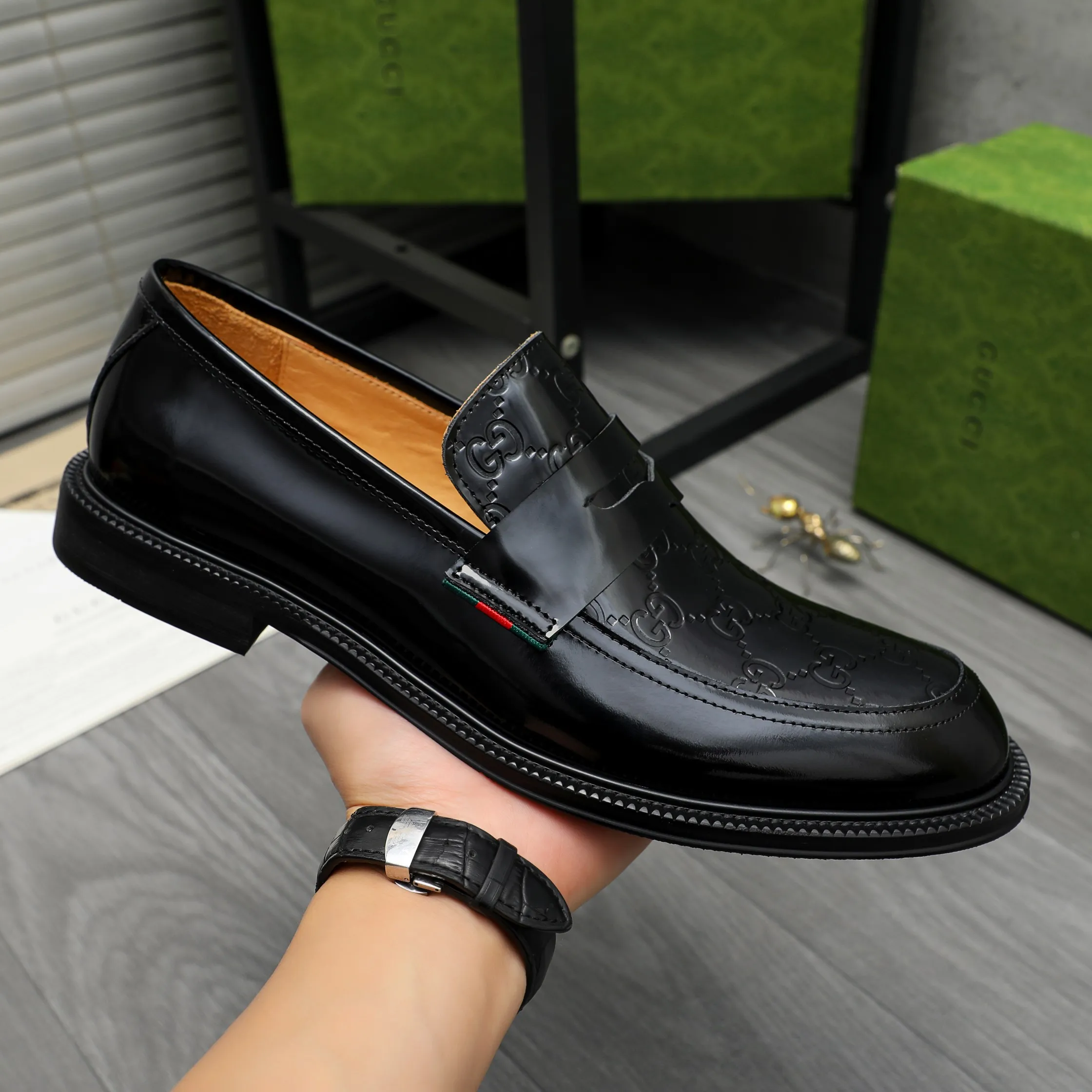 Men's shoes 💰p500 Product trademark: GUCCI "Gucci" business slip-on leather shoes Regular size: 38-46 (38.45.46 custom-made, non-returnable) Product materials: Selected lacquer embossed cowhide upper, cowhide lining, original rubber outsole